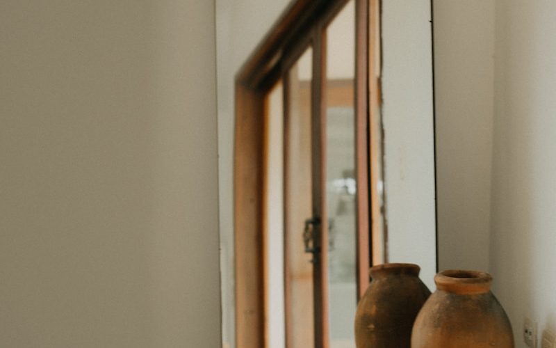 a vase and a mirror in a room
